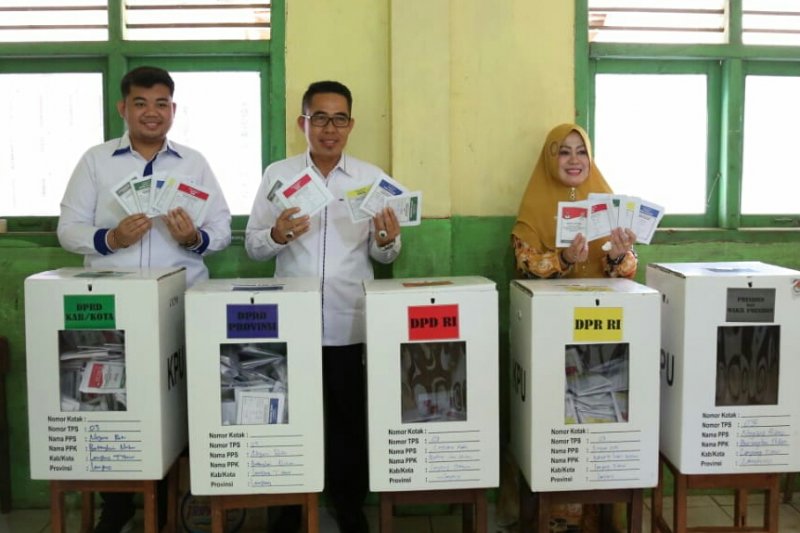 Wakil Bupati Lampung Timur Mencoblos di TPS 3 