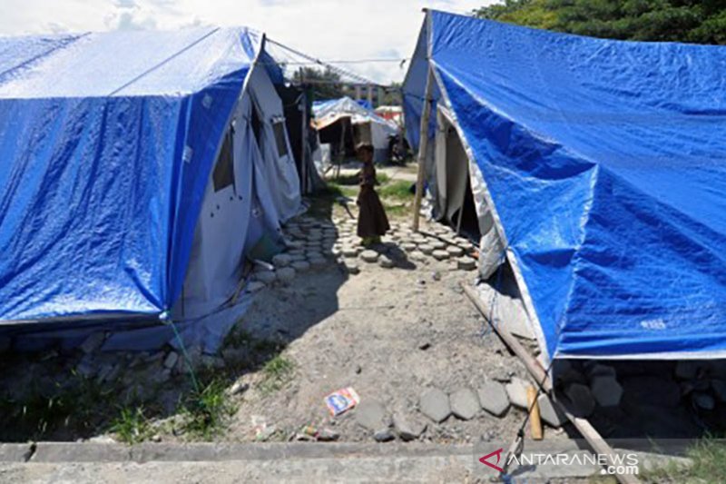 Korban gempa masih di tenda