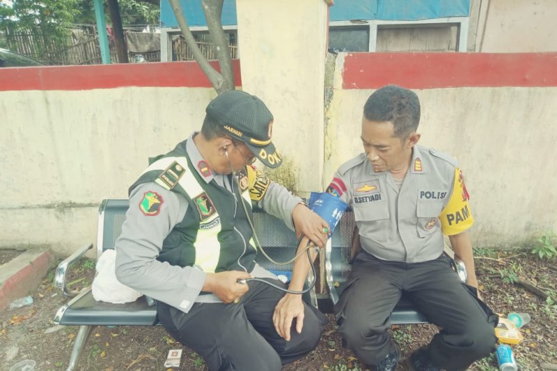 Polresta Cirebon terjunkan tim kesehatan cek petugas Pemilu