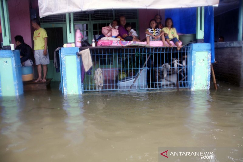 Sungai Cibeet meluap, puluhan rumah di Karawang terendam banjir