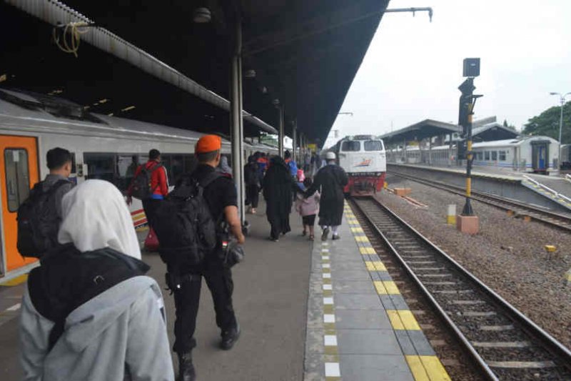 Penumpang kereta KAI Cirebon naik 25 persen