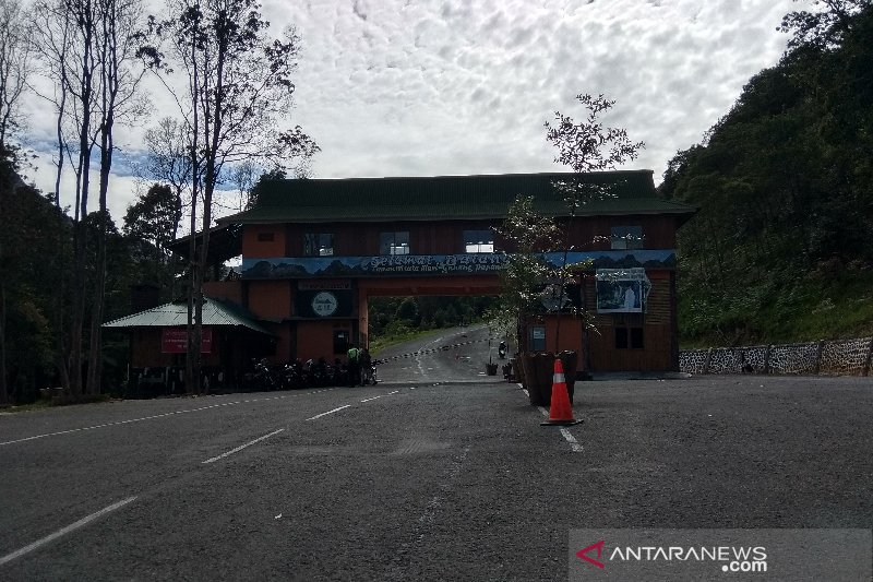 Jalan menuju taman wisata alam Gunung Papandayan sudah bisa dilintasi bus