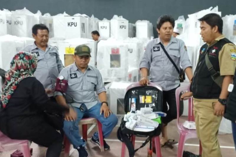 KPU Garut siagakan petugas medis saat penghitungan suara di kecamatan