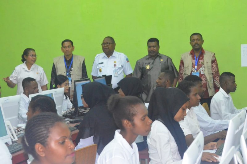 Bupati Tegaskan Tidak Ada Calo Cpns Di Sorong Selatan Antara News Papua Barat