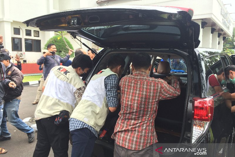 Kepala Dinas PUPR Kota Tasikmalaya dibawa ke mobil KPK