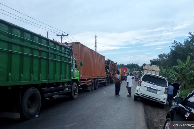 Jalan lintas timur Sumatera  Tulang bawang  perbatasan  Mesuji Lampung  lumpuh  Macet  15 KM