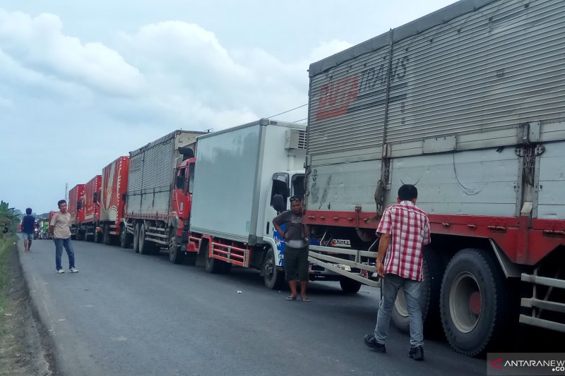 Jalan lintas timur Sumatera  Tulang bawang  perbatasan  Mesuji Lampung  lumpuh  Macet  15 KM