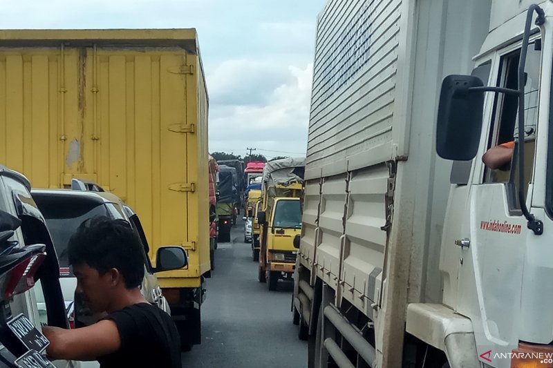 Jalan lintas timur Sumatera  Tulang bawang  perbatasan  Mesuji Lampung  lumpuh  Macet  15 KM