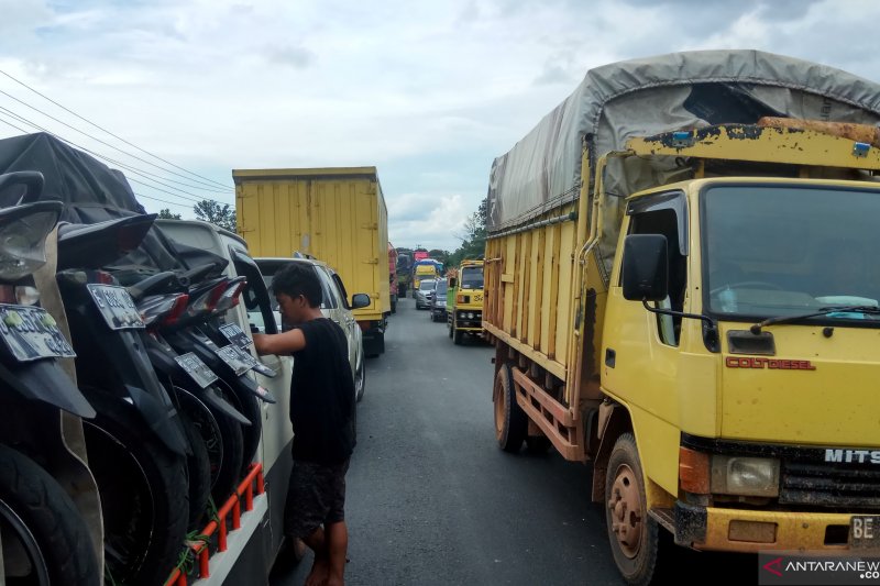 Jalan lintas timur Sumatera  Tulang bawang  perbatasan  Mesuji Lampung  lumpuh  Macet  15 KM