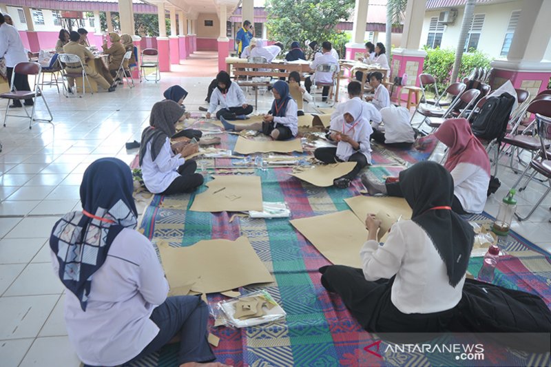 Siswa dan guru SLB belajar keterampilan kain jumputan Palembang