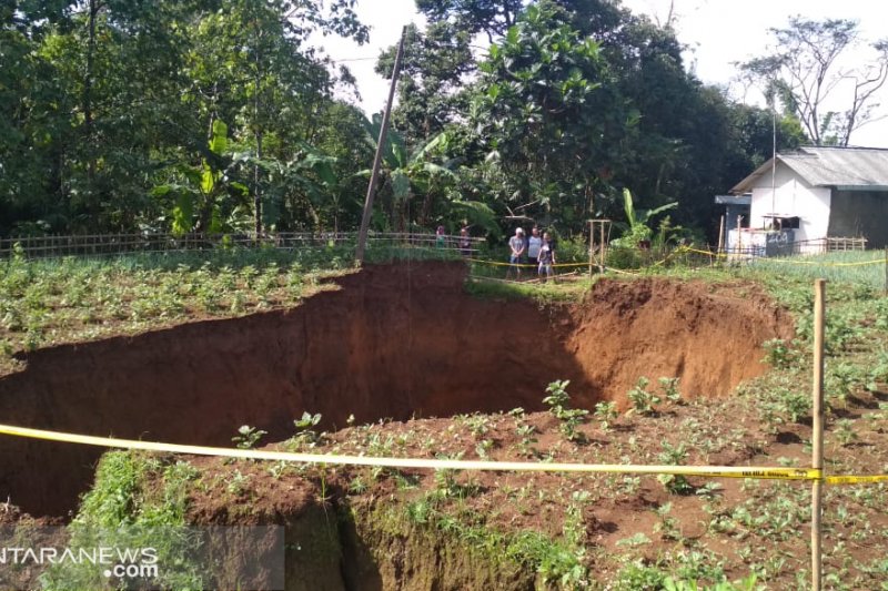 Warga di sekitar lubang raksasa di Sukabumi diimbau tidak panik