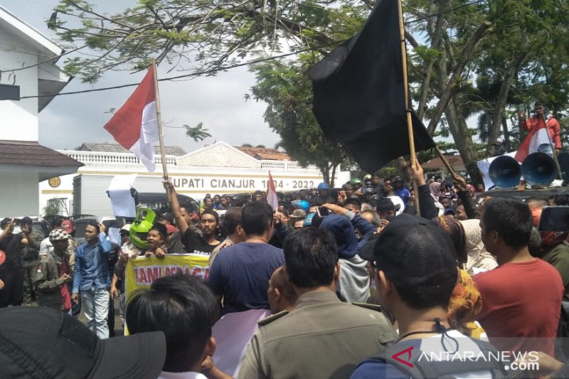 Pedagang Cianjur berunjukrasa tuntut janji Bupati