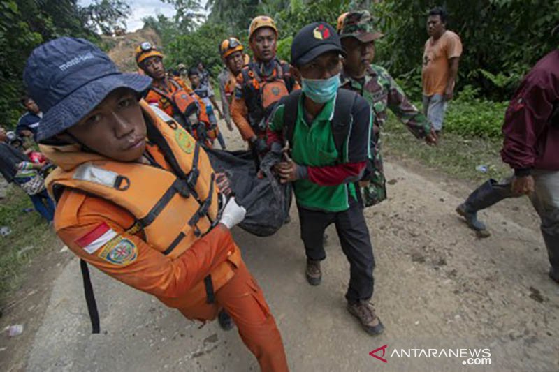 Evakuasi jenazah korban banjir bandang