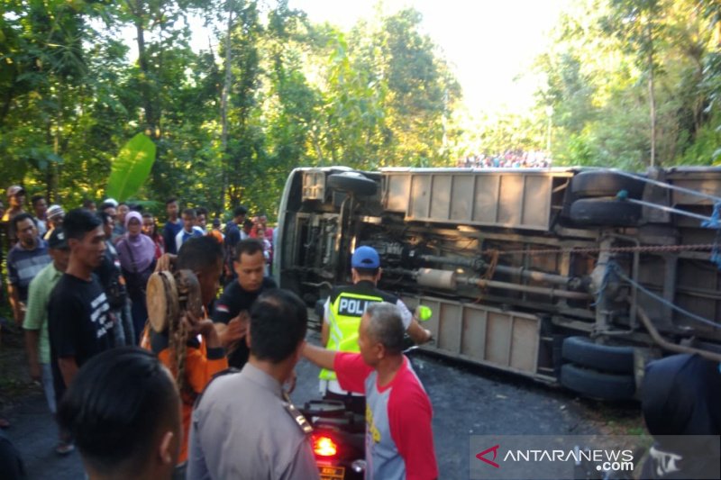 Bus pariwisata terguling, seorang meninggal