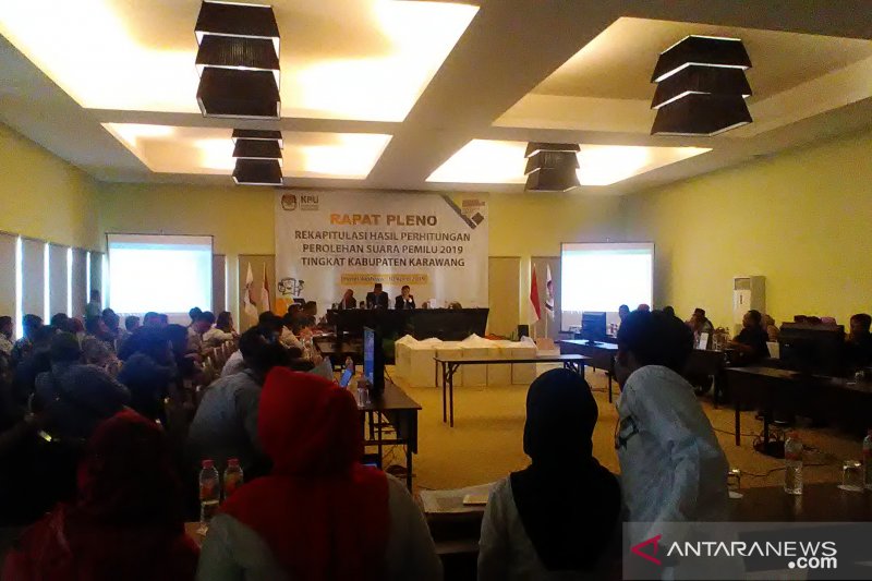 KPU Karawang dihujani interupsi dalam pleno rekapitulasi suara