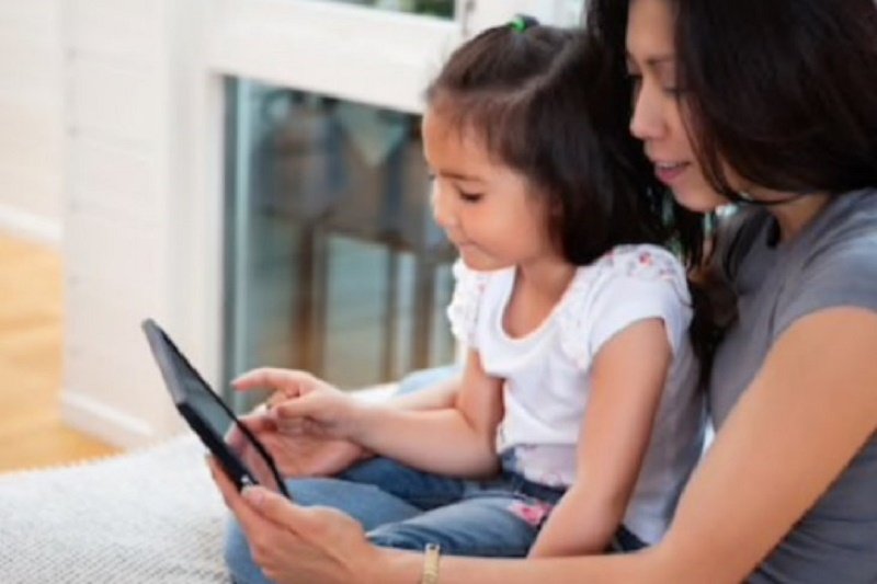 Tips agar anak tidak berlebihan gunakan internet saat PSBB