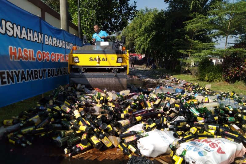 Ribuan botol minuman keras dimusnahkan Polres Karawang