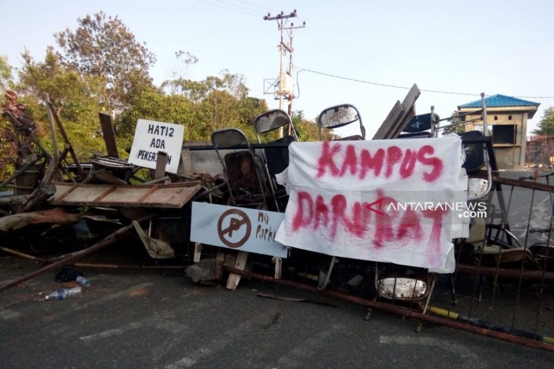 Ratusan mahasiswa UMRAH Tanjungpinang blokade jalan kampus