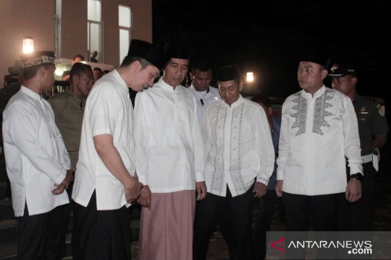 Jokowi bahas rencana LRT masuk Kota Bogor setelah shalat tarawih