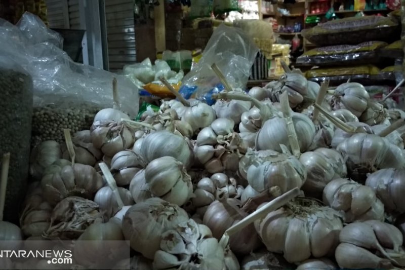 Harga bawang putih di pasar Sukabumi mulai turun