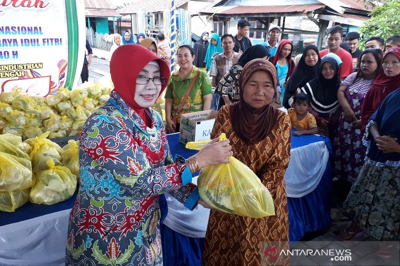 Disdagperin Kalteng salurkan 3.000 paket sembako murah kepada masyarakat