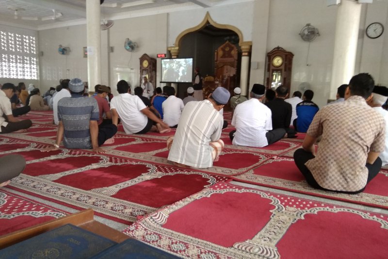COVID-19 Task Force chief performs Eid prayers at BNPB Building