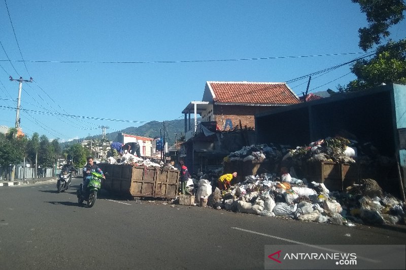 Jalan rusak ke TPA sebabkan sampah di Garut tidak bisa diangkut