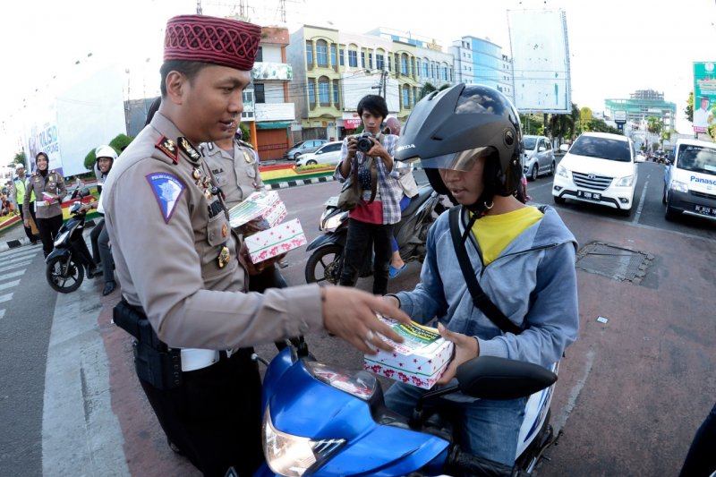 Polantas Polres Bandar Lampung Berbagi Takjil
