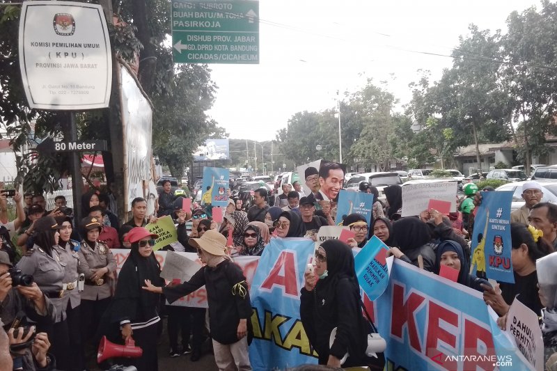 Puluhan ibu aksi pukul panci di depan kantor KPU Jabar