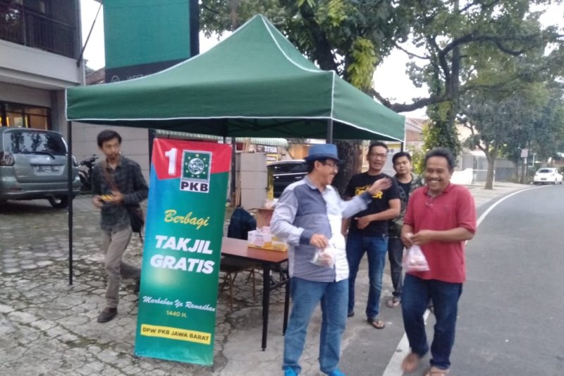 PKB Jawa Barat bagikan takjil gratis selama ramadhan