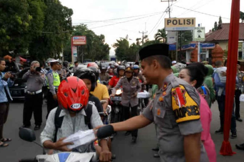 Polisi bagikan 300 paket takjil untuk pengguna jalan di Cirebon