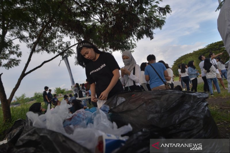 Konsul Amerika Serikat gelar  acara bersih Pantai Manado