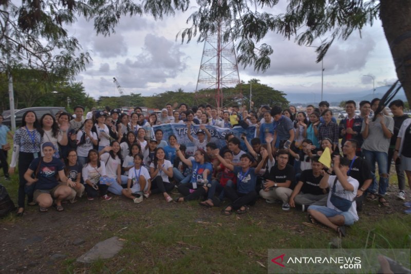 Konsul Amerika Serikat gelar  acara bersih Pantai Manado