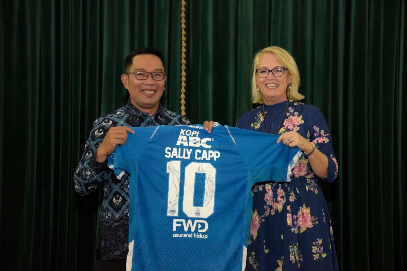 Ridwan Kamil beri Jersey Persib Bandung ke Wali Kota Melbourne