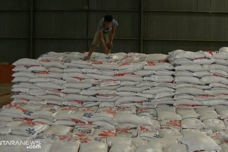 Persediaan beras untuk Sukabumi dan Cianjur aman tiga bulan