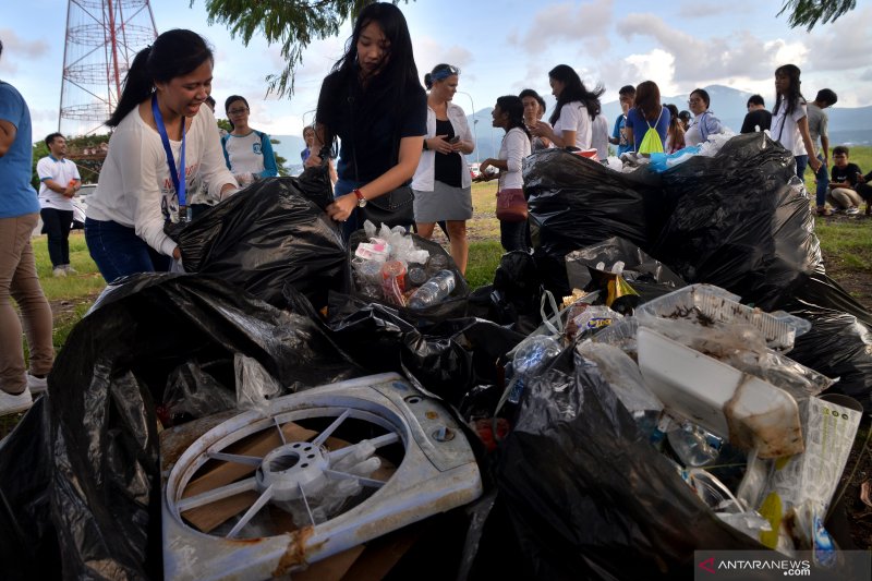 AKSI BERSIH PANTAI MANADO