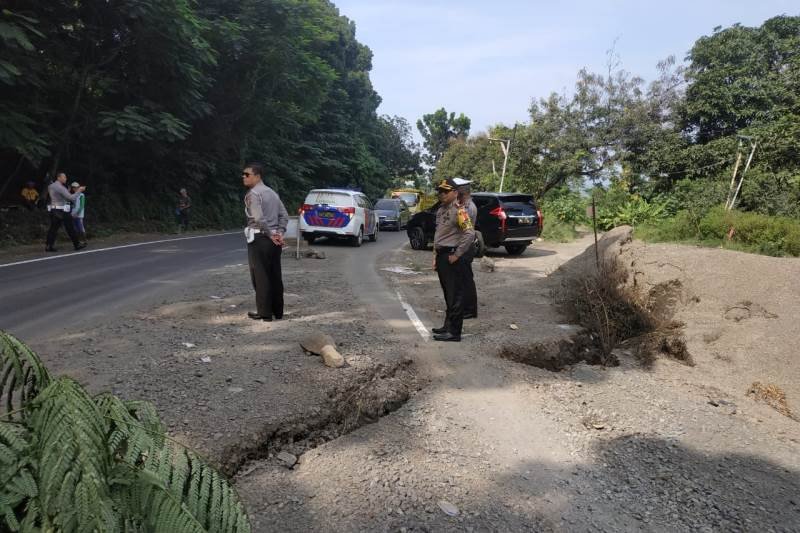 Jalur nasional lintas Paseh di Sumedang ambles