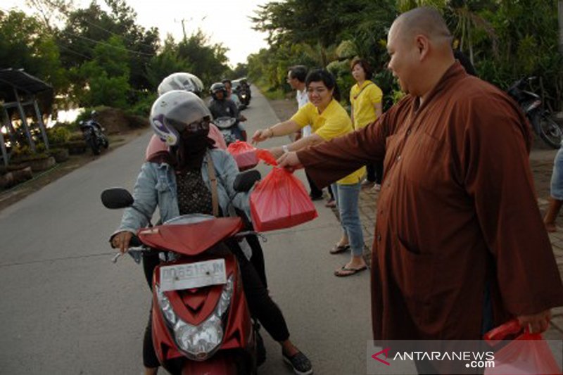 Umat Buddha bagikan takjil buka puasa