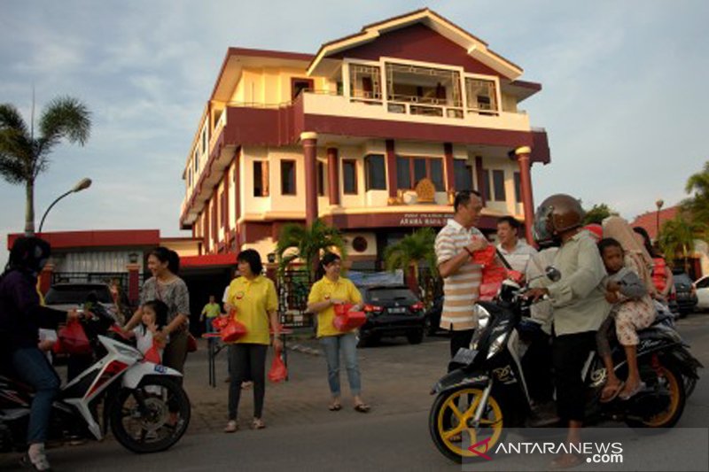 Umat Buddha bagikan takjil buka puasa