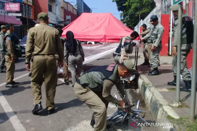 Petugas gabungan tertibkan puluhan PKL di Garut