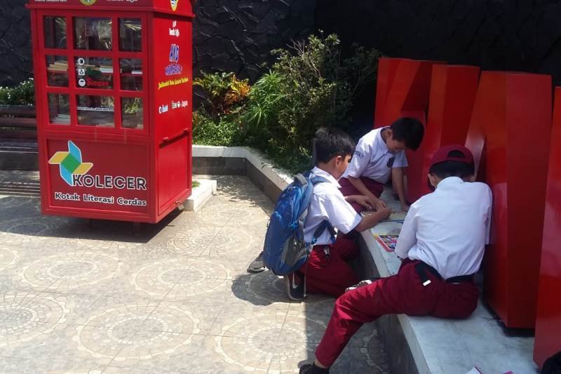 Taman Baca Kolecer Garut dapat sumbangan buku dari warga