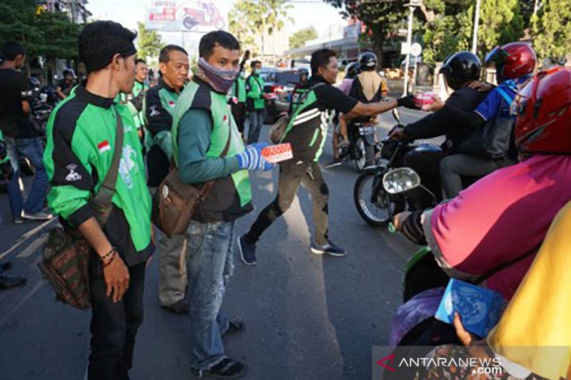 Ojek daring bagi takjil