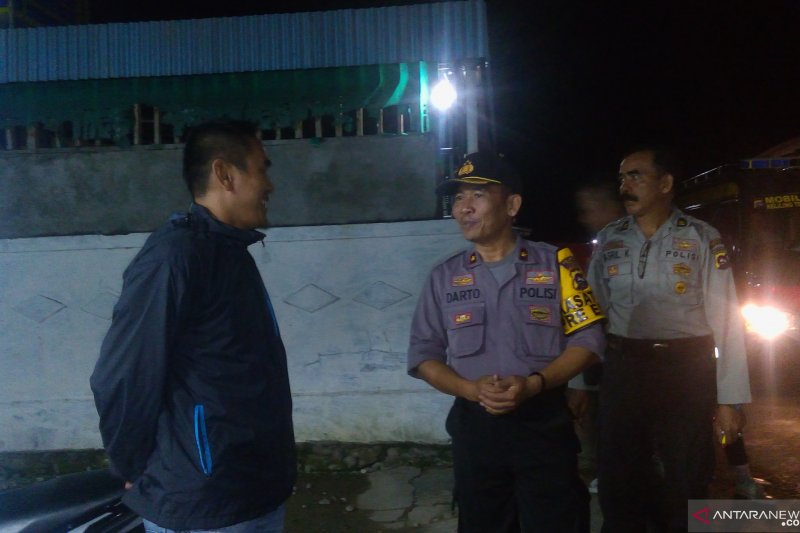 Polisi dan pemuda kolaborasi bangunkan warga untuk sahur
