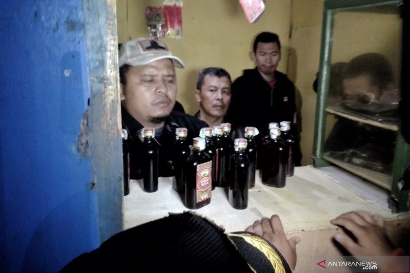 Satpol PP Kota Bandung razia 200 botol minuman keras dan tujuh PSK