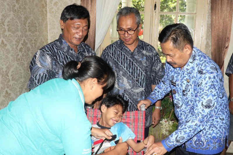 Pemkab dan NPCI Indramayu berikan bantuan kepada disabilitas