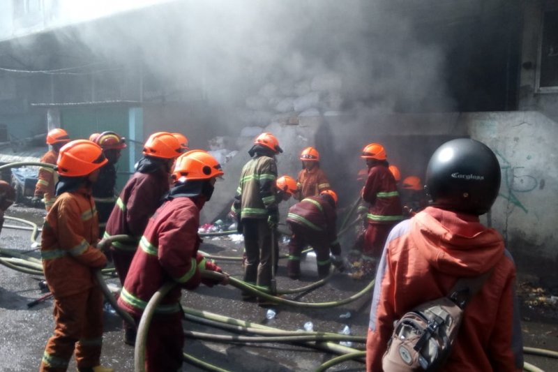21 Damkar padamkan kebakaran Pasar Kosambi