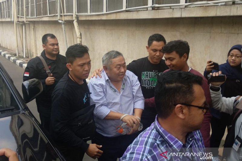 Lieus Sungkharisma ditangkap polisi dengan diborgol