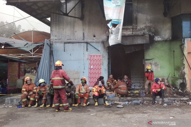 Titik api di Pasar Kosambi Bandung masih belum seluruhnya padam
