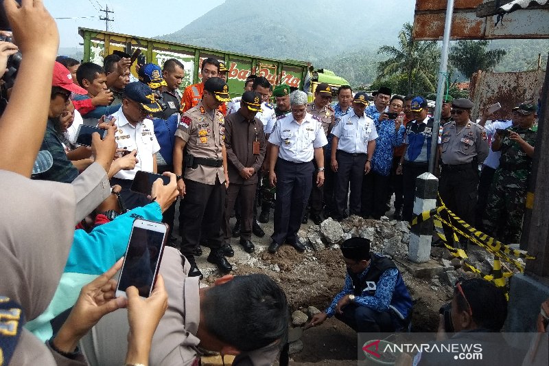 Palang pintu perlintasan kereta api di Garut mulai dipasang