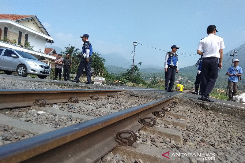 Delapan perlintasan kereta api di Garut tidak berpalang pintu otomatis